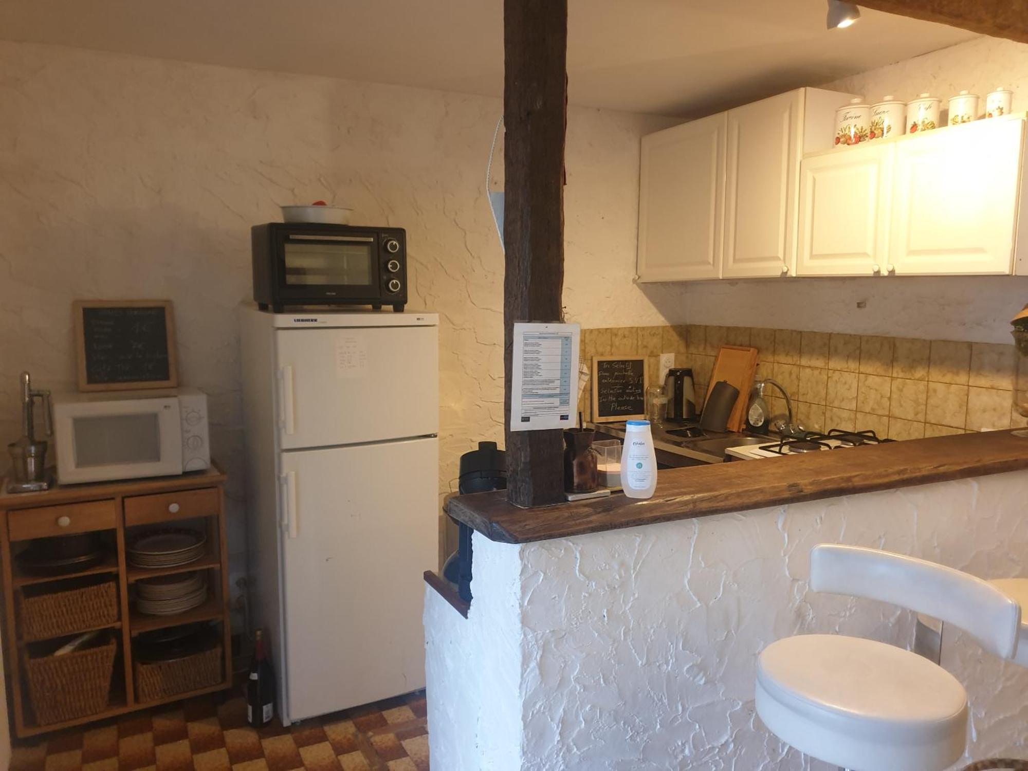 Maison Marylene Possibilite De Louer 2 Chambres Et Un Lit 1Place Supplementaire Ici C'Est Calme Et Simple Entretien Et Petit Dejeuner A Regler Sur Place Vous Gagnez 16 Pour-Cent Givry  Habitación foto